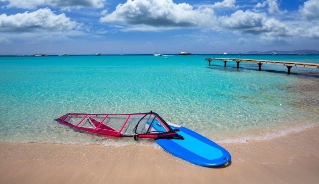 Une planche à voile posée sur le sable à Ses Illetes à Formentera