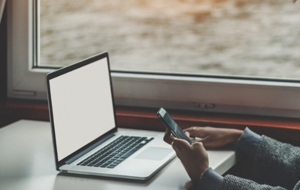 Un ordinateur et un téléphone portable