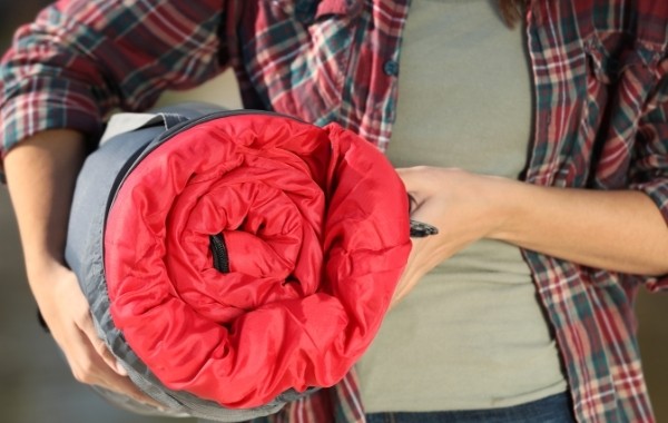 un sac de couchage rouge