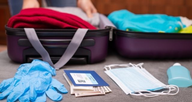 Une valise remplie avec toutes les protections pour son déplacement