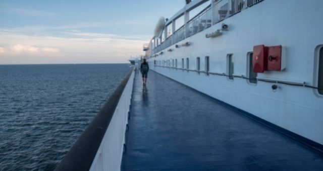 Passagier auf dem Deck der Fähre bei Sonnenuntergang