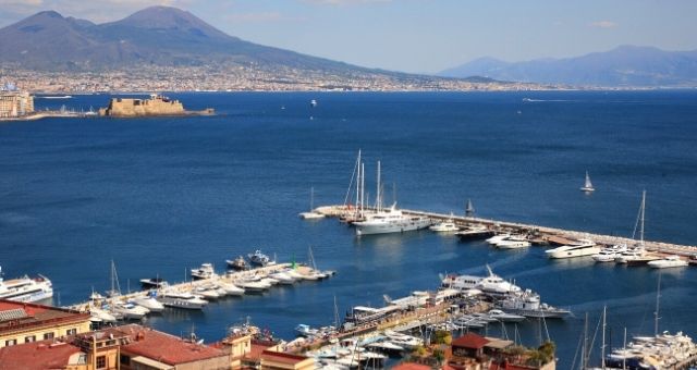 Vista del porto di Napoli