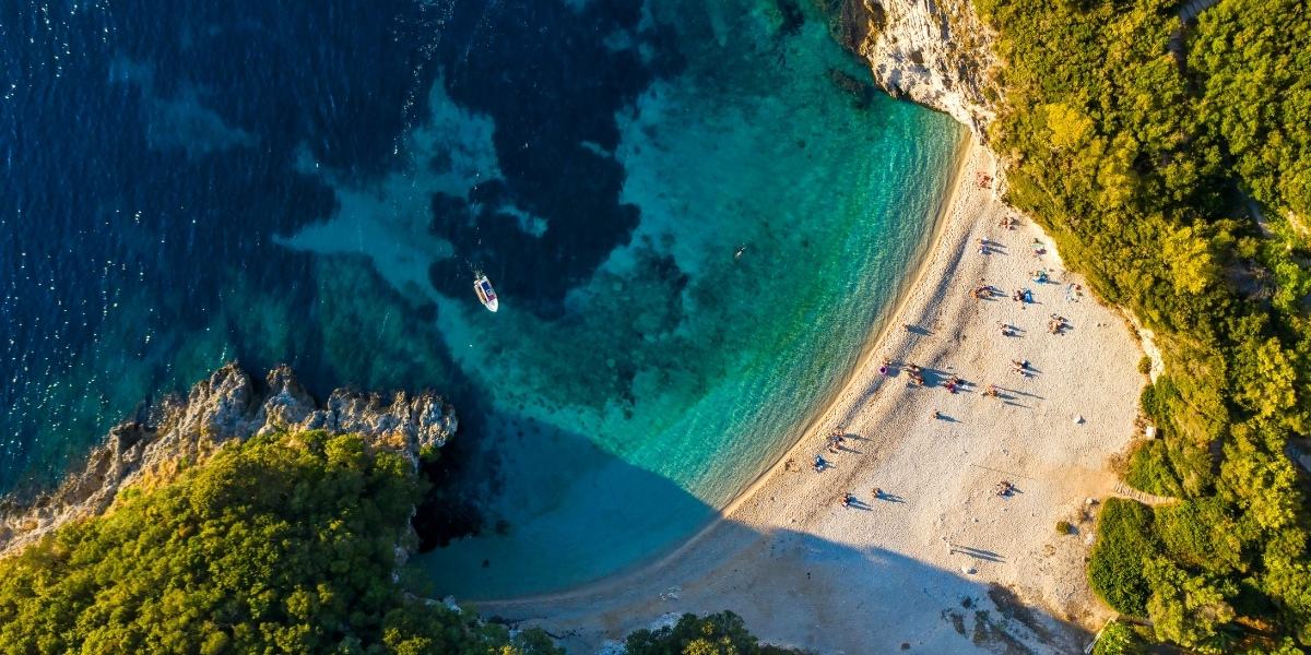 Una playa aislada de Corfú
