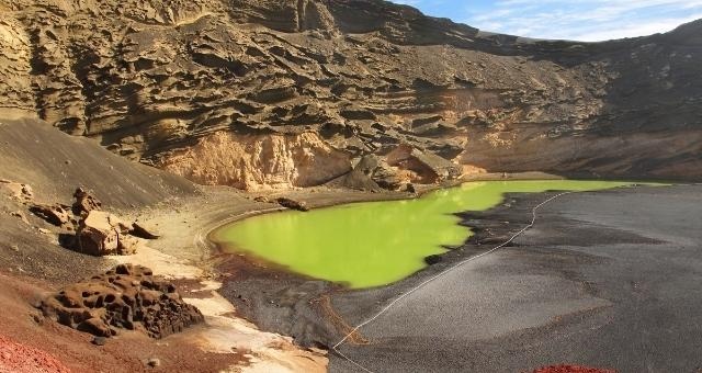 Zielona laguna Charco de Los Clicos na Lanzarote, Wyspy Kanaryjskie, Hiszpania