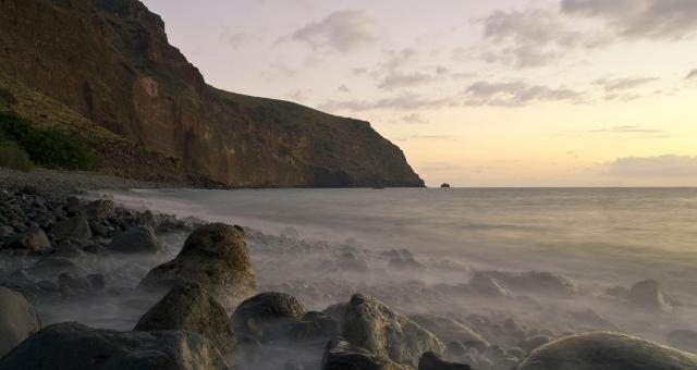 Nascer do sol na costa rochosa de La Gomera, em Espanha