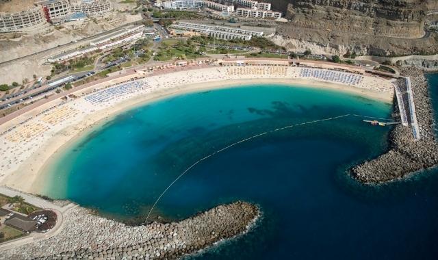 Vista aérea de los edificios y la Playa de Amadores en Gran Canaria