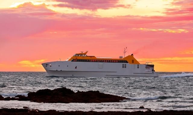 Traghetto in viaggio da Fuerteventura a Lanzarote al tramonto