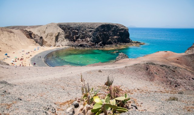 Ein Sandstrand auf Lanzarote, Kanarische Inseln