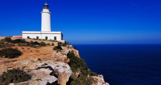 La Mola, el faro blanco en Formentera (Islas Baleares, España)