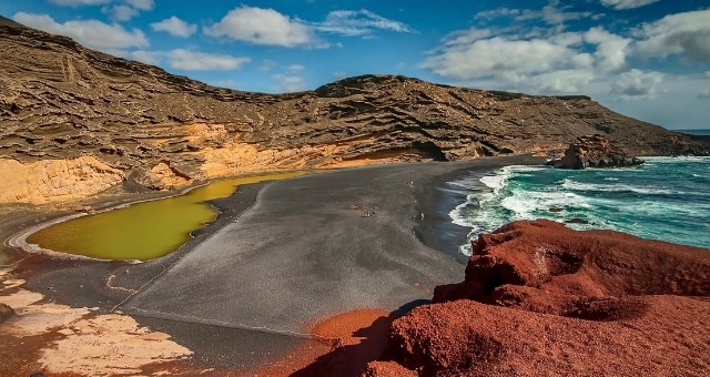 Imponująca plaża Playa de los Ciclos na Lanzarote, Baleary, Hiszpania