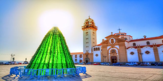 Un árbol de Navidad iluminado por el sol frente a la iglesia de Santa Cruz en Tenerife (Canarias)