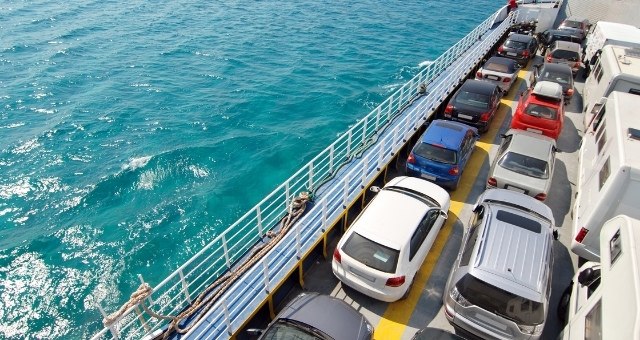 Voitures sur le pont du ferry en Grèce