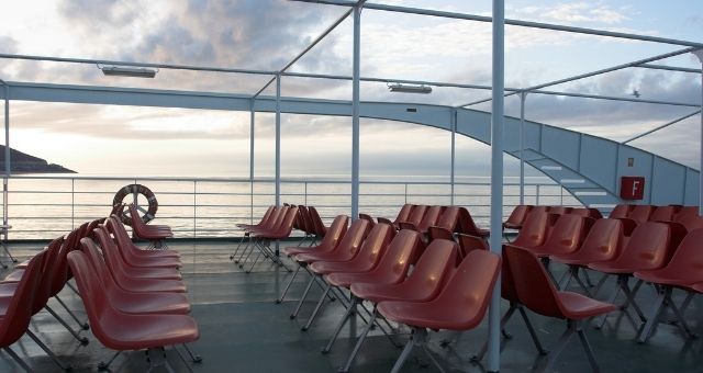 Coucher de soleil sur le pont du ferry dans le sud de l’Italie 