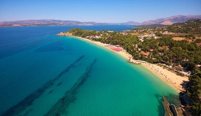 O areal da praia de Makris Gialos na Kefalonia