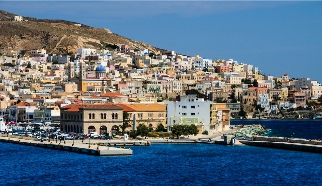 O principal porto de Syros na cidade de Ermoupoli