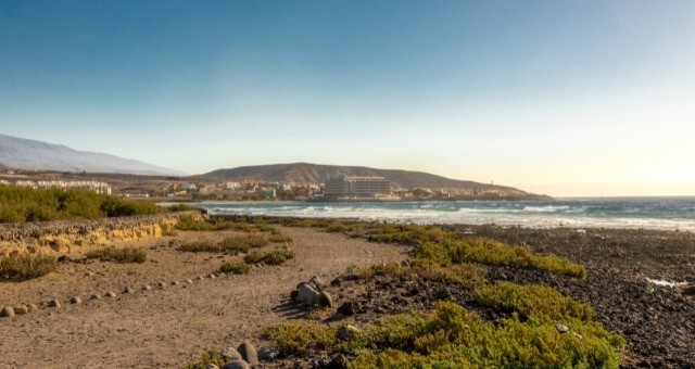 Sentiero nella bellissima spiaggia di El Cabezo a Tenerife