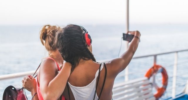 Amiche scattano un selfie sulla nave