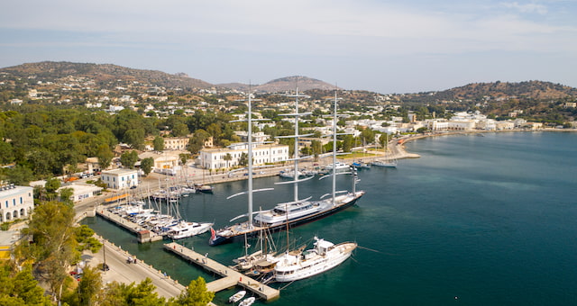 Μεγάλα ιστιοπλοϊκά σκάφη και βάρκες αγκυροβολημένα στο Λακκί, το λιμάνι της Λέρου