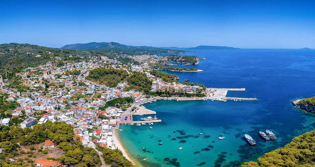 Το Πατητήρι, λιμάνι και πρωτεύουσα της Αλόννησου από ψηλά