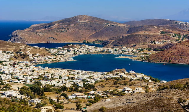 Πανοραμική θέα του λιμανιού και χωριού της Πάτμου