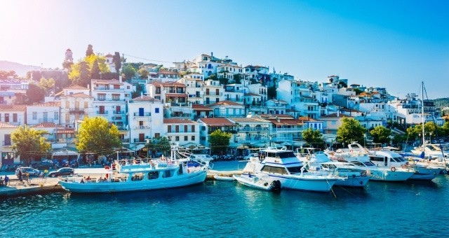 Σκάφη αγκυροβολημένα στο γαλάζιο λιμάνι της πόλης της Σκιάθου