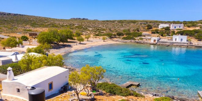 Η παραλία Λιμνιώνας στα Κύθηρα
