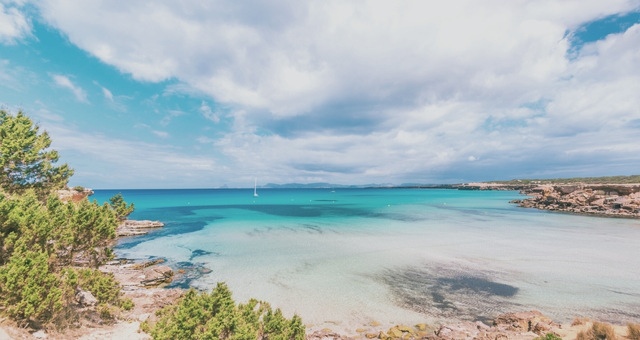 Le acque cristalline della spiaggia di Cala Saona a Formentera