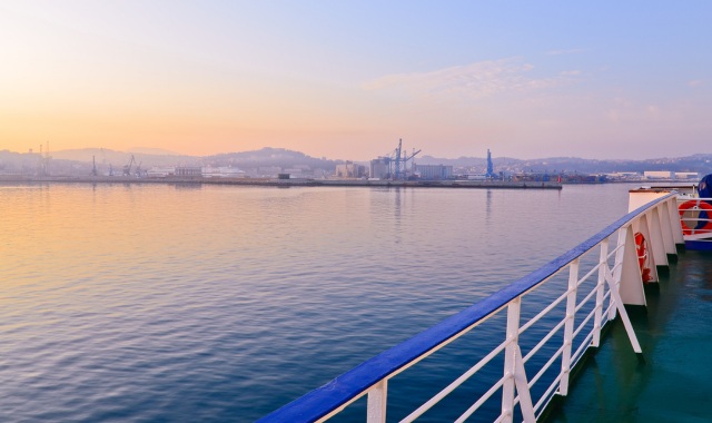 Blick auf das Adriatische Meer vom Deck einer Fähre aus