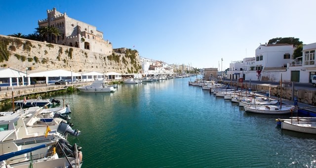 El castillo de Ciudadela sobre el puerto de la isla de Menorca