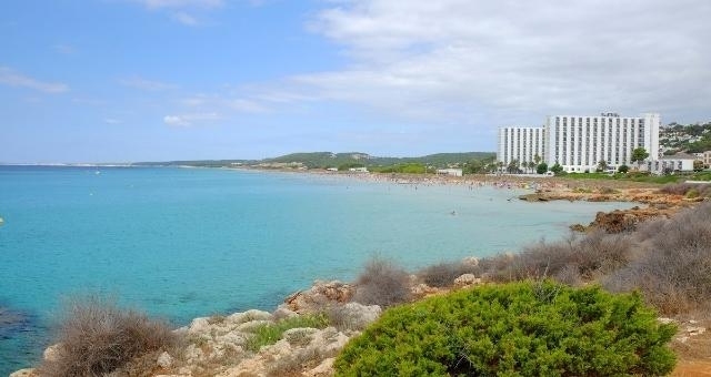 La spiaggia di Son Bou a Minorca vista da lontano