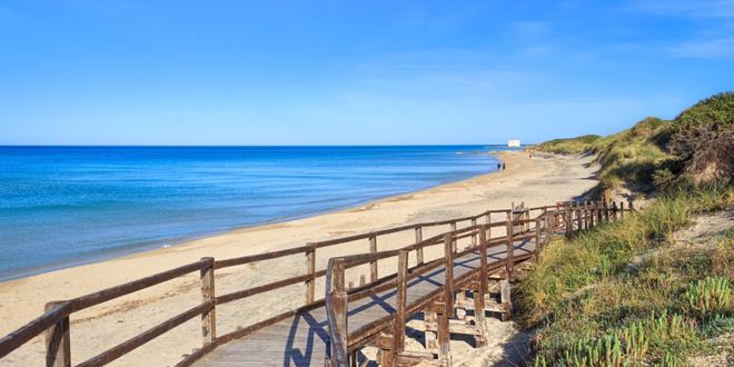 Μια αμμώδης παραλία με καταγάλανα νερά στο πάρκο Coastal Dunes στην Ιταλία