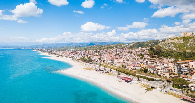 La costa di Roccella Ionica in Calabria e il suo centro abitato