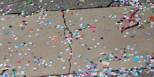 Marciapiede ricoperto da coriandoli