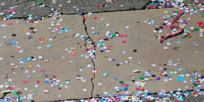 Marciapiede ricoperto da coriandoli