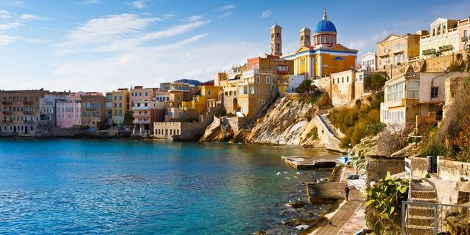 Πολύχρωμα αρχοντικά και εκκλησία στο λιμάνι της Σύρου