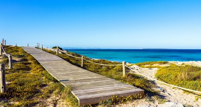 Passerella in legno sulla spiaggia di Ses Illetes a Formentera