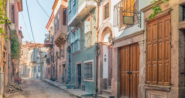 Eine Gasse mit alten Häusern in Ayvalık, Türkei