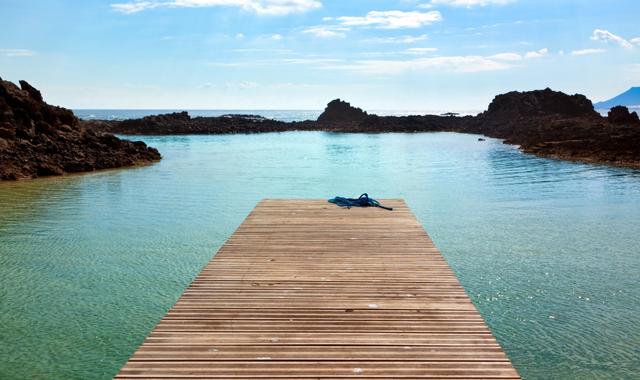 Ein Holzsteg am Strand Puertito de Lobos, Kanaren