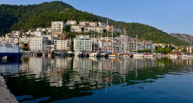 Boote im Hafen der Stadt Fethiye