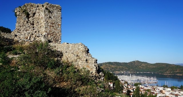 Die Burg von Fethiye mit Blick auf die Stadt und den Hafen