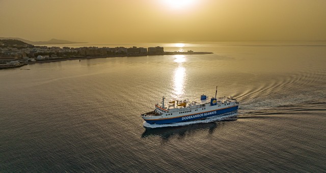 Il traghetto Panagia Skiadeni di Dodekanisos Seaways in viaggio durante il tramonto