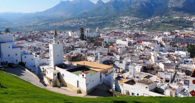 A cidade caiada de branco de Tétouan no norte de Marrocos