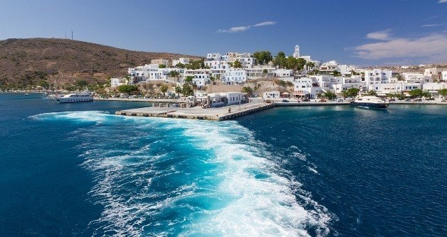 O porto de Adamantas em Milos, na Grécia