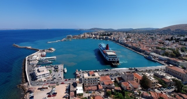 Blick auf den Hafen von Chios in Griechenland