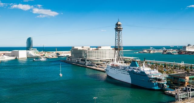 Blick auf den Pier des World Trade Center im Hafen von Barcelona, Spanien