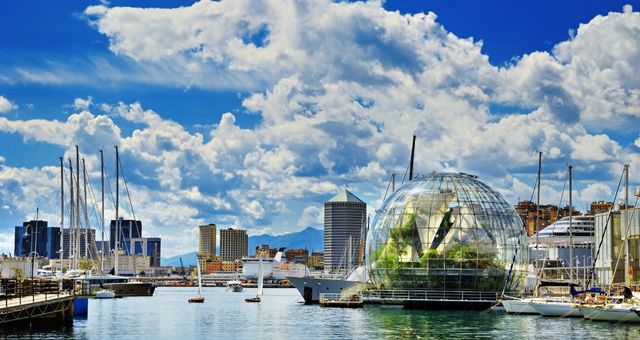 Der alte Hafen von Genua und die von Renzo Piano entworfene Biosphäre in Italien