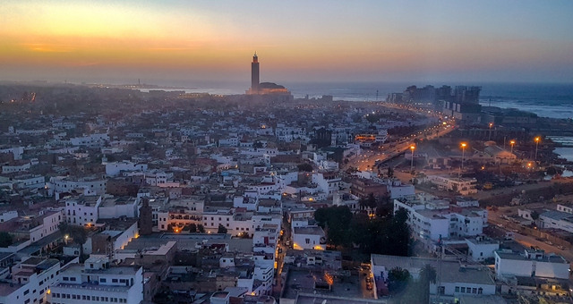 A cidade de Casablanca no oeste de Marrocos, ao anoitecer