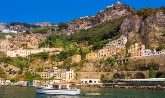 Pôr do sol no porto de Positano, em Itália