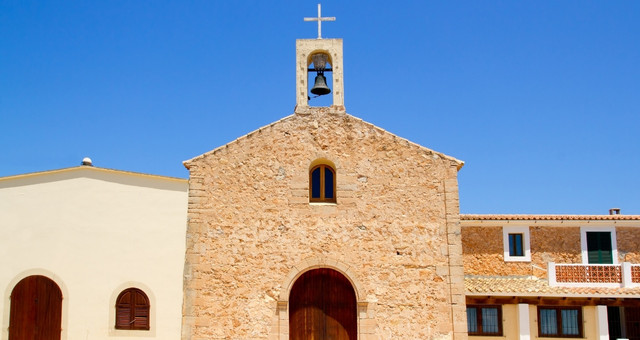 Iglesia de piedra y campanario de Sant Ferran en Formentera