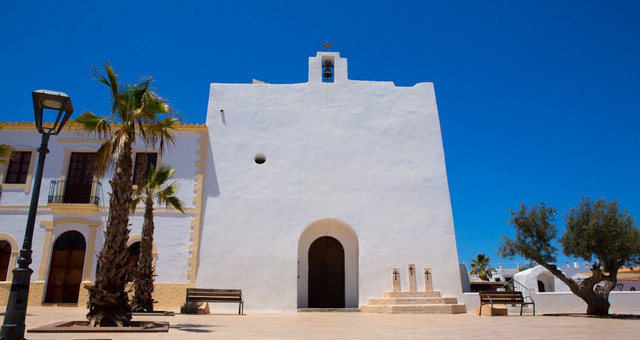 La iglesia de San Francisco Javier en una plaza de Formentera